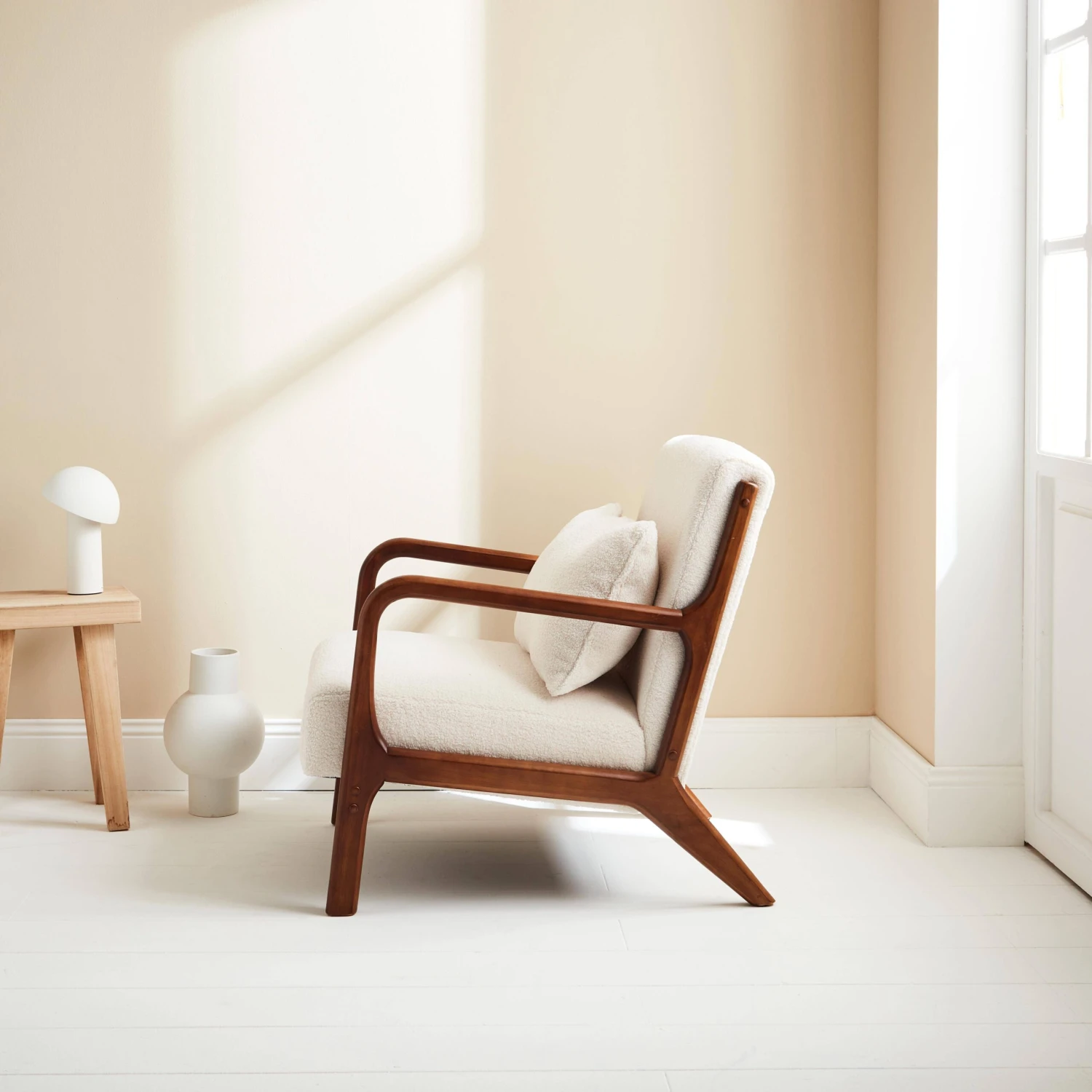 Fauteuil Scandinave Bouclettes Et Bois D'hévéa Teinté Noyer Clair 2 Fauteuil Scandinave Bouclettes Et Bois D'hévéa Teinté Noyer Clair – Image 2
