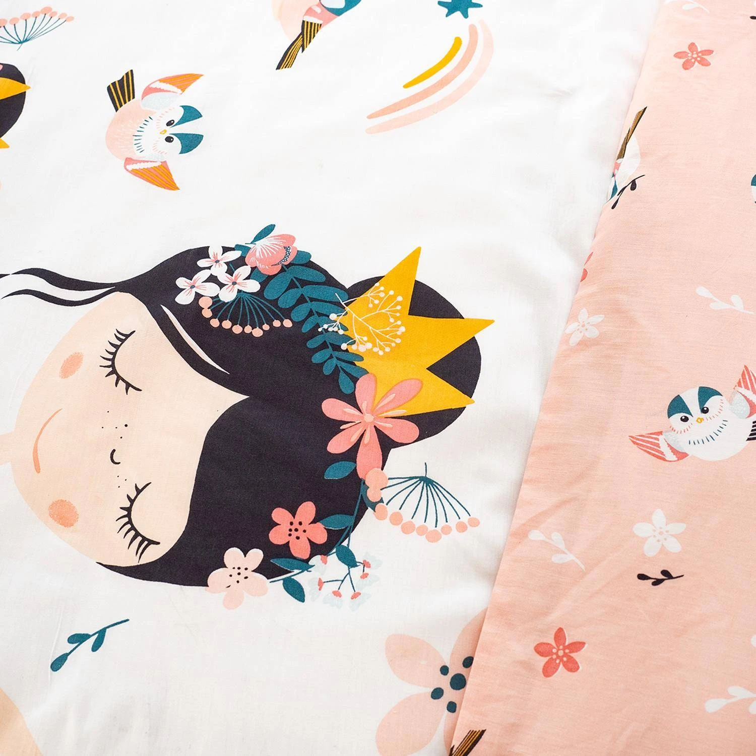 Parure De Lit Réversible 1 Place Imprimé Princesse Et Oiseaux En Polycoton 3 Parure De Lit Réversible 1 Place Imprimé Princesse Et Oiseaux En Polycoton – Image 3